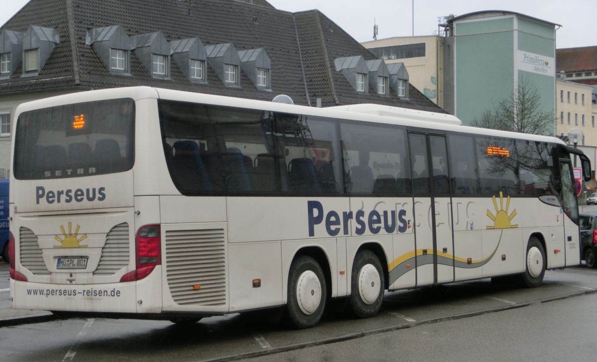 Setra S 417 UL-SF (Baujahr 2014) von Perseus-Reisen aus Neumarkt-St. Veit. Die Ausstattung des seit Anfang 2015 im Einsatz stehenden Dreiachsers besteht u. a. aus 57 Schlafsesseln Modell 'Route' (zusätzl. 2 Reiseleitersitze möglich), die auf erhöhten Podesten montiert sind, einem Boden in dunkler Holzoptik, einer Gorba-Matrix vorne, rechts (je groß) und hinten (Liniennr.) und einem Rollstuhllift am Mitteleinstieg. Angetrieben wird er von einem Reihensechszylinder Typ MB OM 470 LA (BlueTec6) mit 290 kW (394 PS) und dem Sechsgang-Schaltgetriebe MB GO 210-6.
Am 2. 4. 2015 konnte ich ihn vor dem Mühldorfer Bahnhof aufnehmen, als er auf einem Schienenersatzverkehr in Richtung Ampfing (Bahnstrecke Mühldorf - München) im Einsatz war.