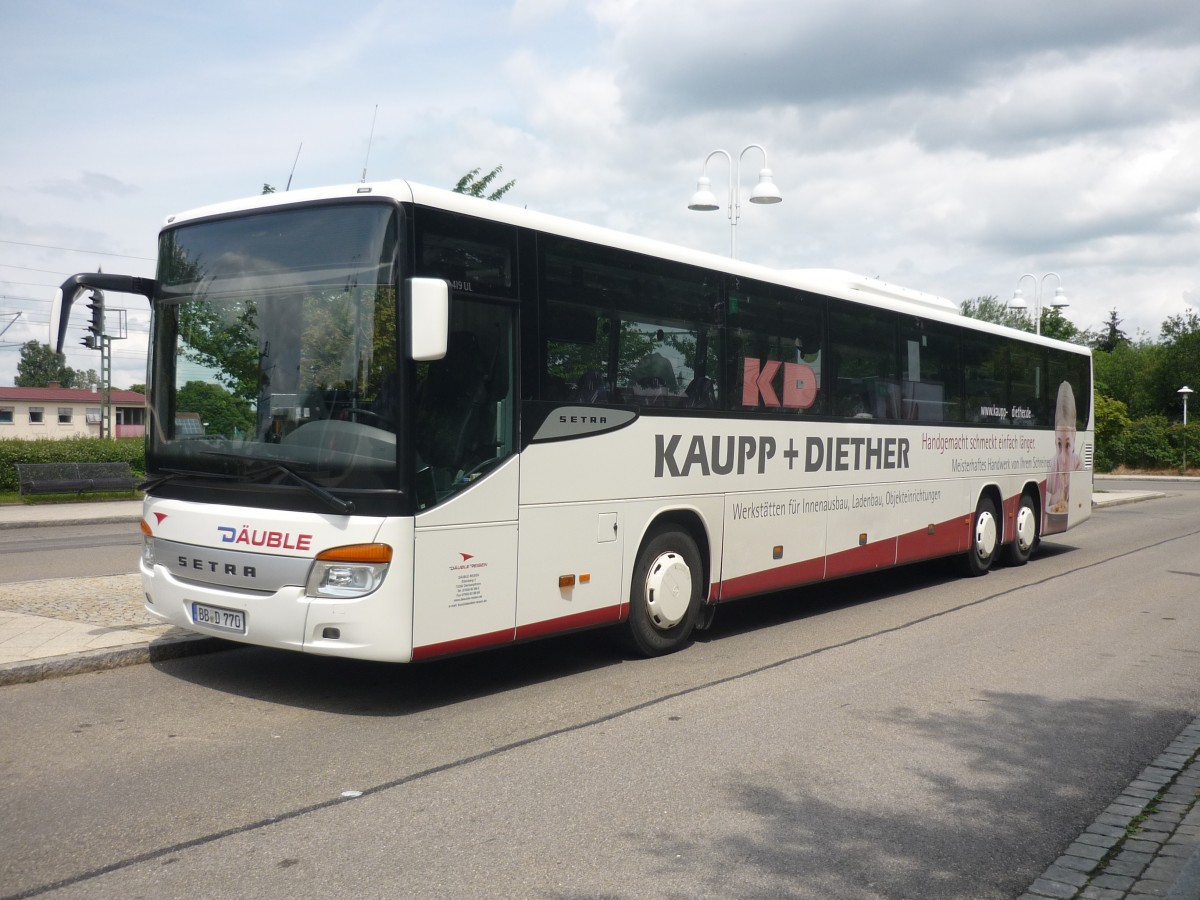 Setra S 419 UL der Fa. Duble in Herrenberg am ZOB. Macht Pause.