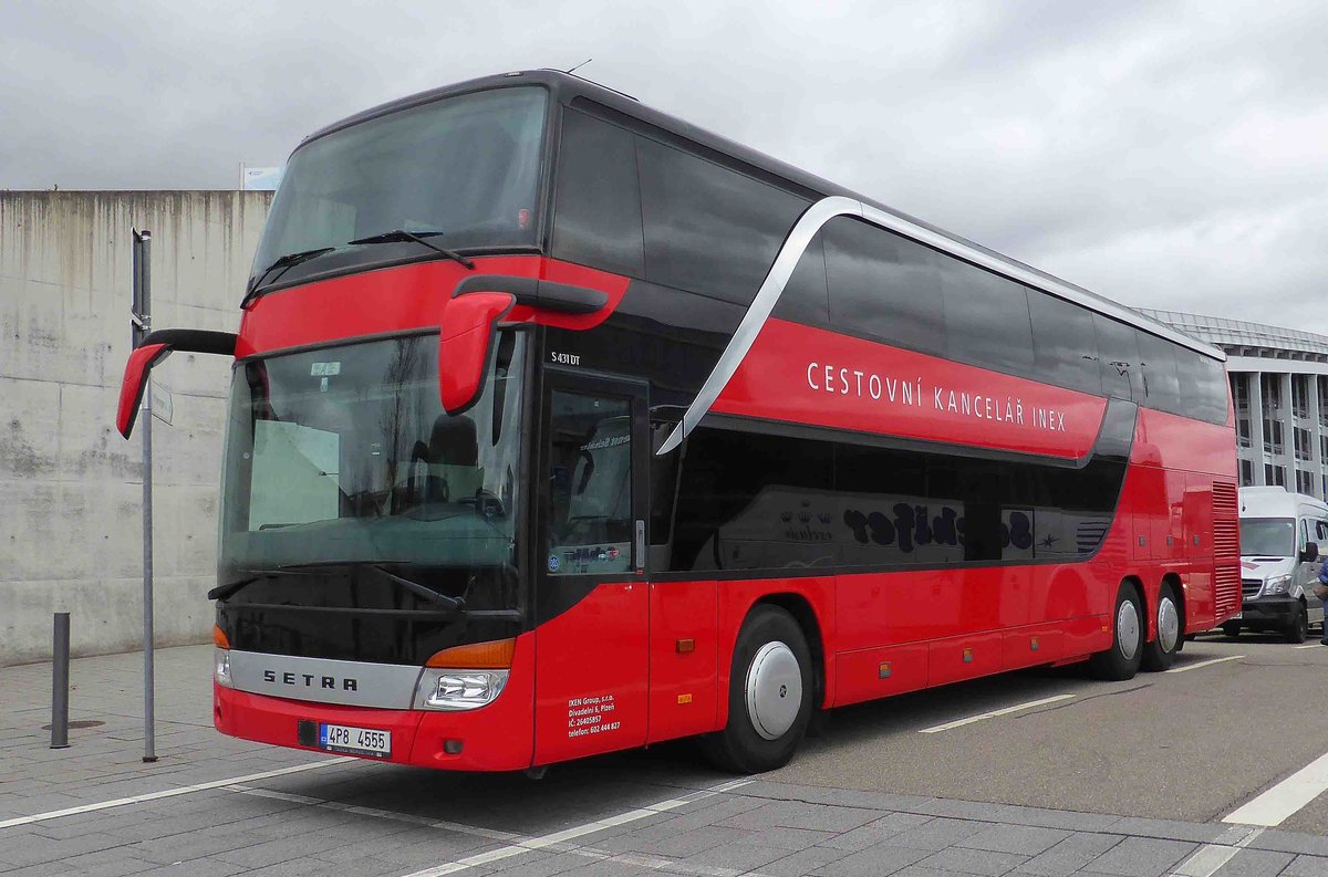 Setra S 431 DT aus Pilsen steht bei den Retro Classics 2019 in Stuttgart