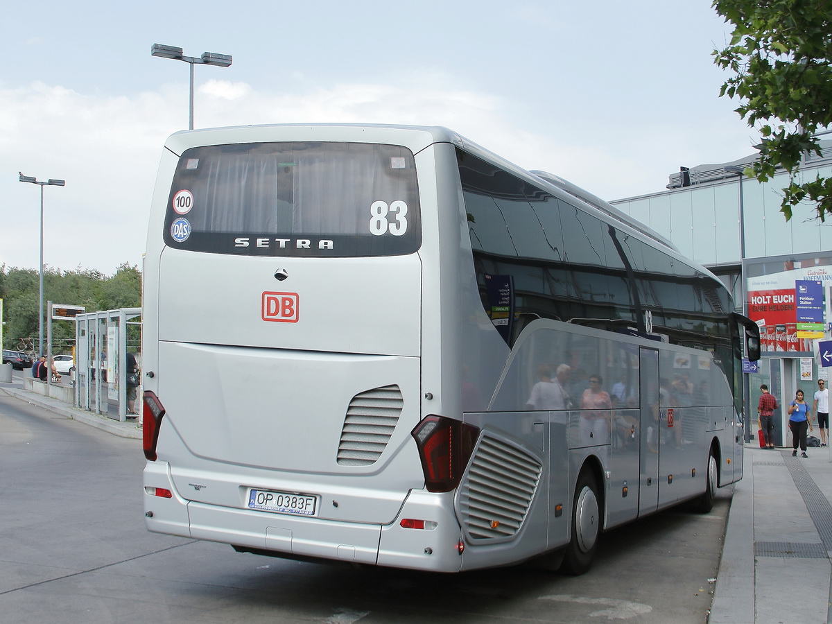 Setra S 515HD IC Bus am 17. Juni 2018 steht an der IC Bus Haltestelle am Bahnhof Berlin Südkreuz.