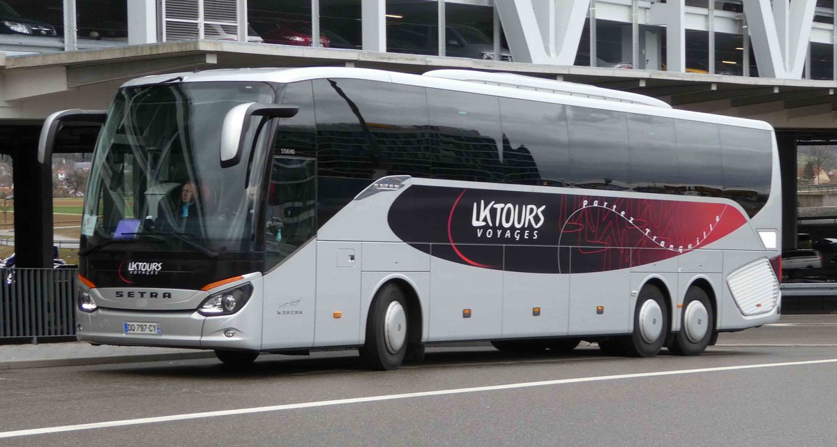 Setra S 516 von LKTOURS wartet auf Fahrgste bei der Retro Classic 2019 in Stuttgart