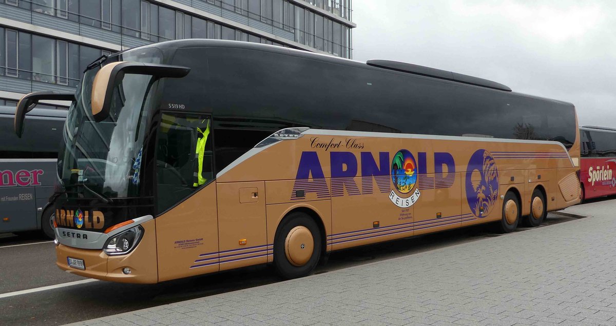 Setra S 519 HD von ARNOLD - Reisen steht bei den Retro Classics 2019 in Stuttgart