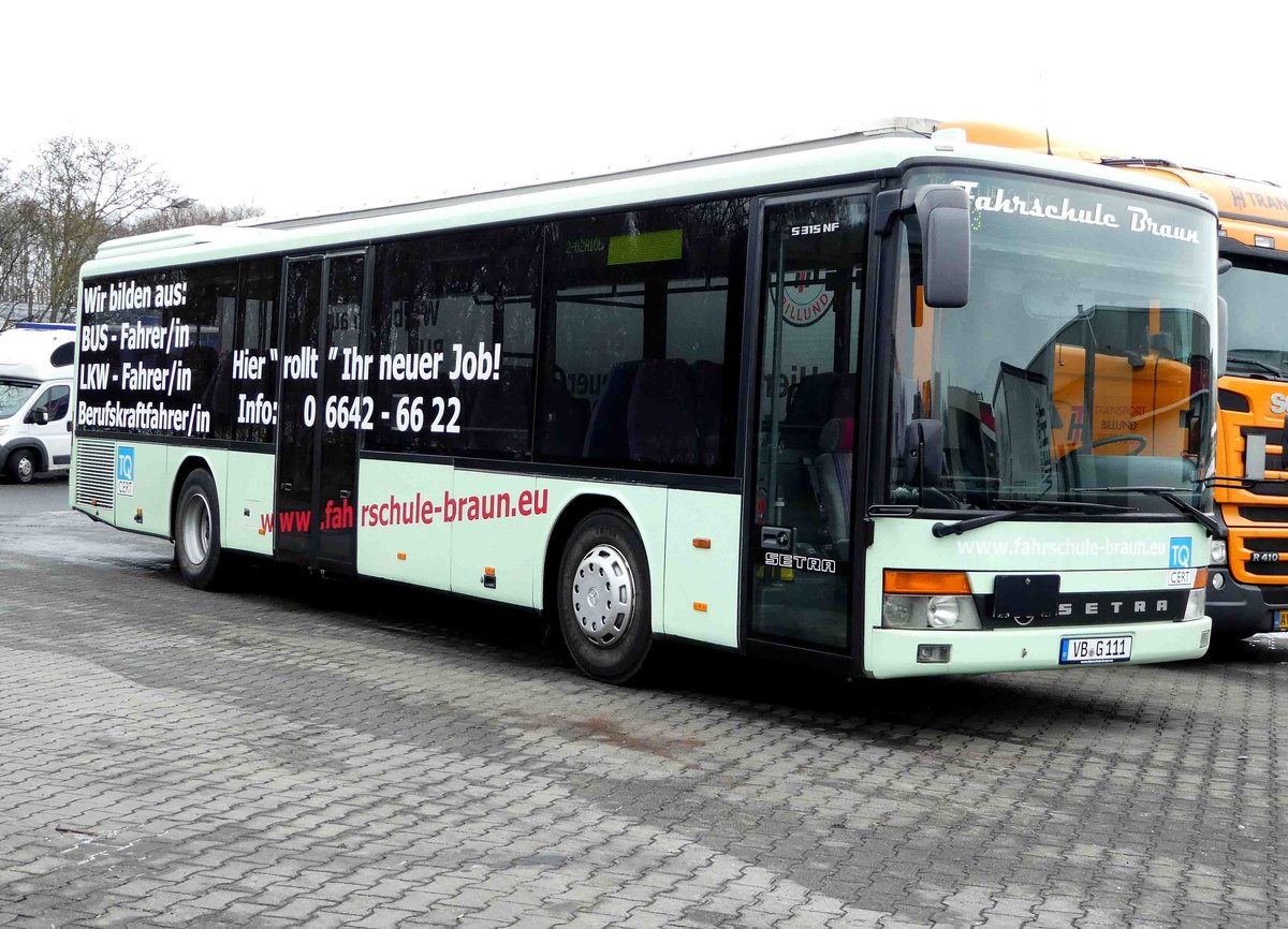 Setra S315NF der Fahrschule  Braun  steht auf dem Rasthof Fulda Nord, 01-2017