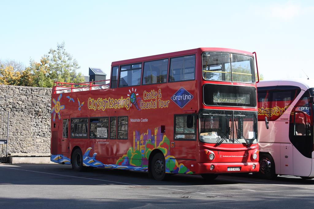 Sightseeing Bus der Gray Line am 8.4.2017 auf dem Parkplatz am Malahide Castle in Irland.