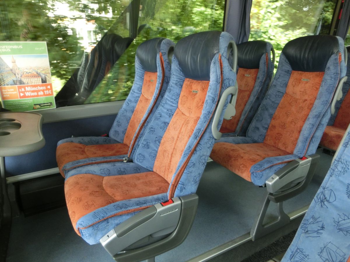 Sitze im Setra S 416 HDH der '100 Jahre Otto Kässbohrer Edition' von Perseus-Reisen aus Neumarkt-St. Veit.
50 Schlafsessel vom Modell 'Top' in Ambiente-Polsterung (in der üblichen 2-2-Bestuhlung das Topmodell) mit Lederkopfteil, Klapptischchen, Fußrasten und vielem mehr laden zum Platz nehmen ein. Weiterhin gibt es Deckensets mit Lüftungsdüsen, Leselampen und Lautstärkeregelung für die Lautsprecher sowie Rollos an den Fenstern. Natürlich gehören auch Bordküche und Toilette zur Ausstattung.