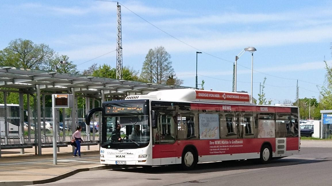  Stadtwerke Greifswald der MAN CNG am Busbahnhof HGW NV 34 mit der Werbung fr REWE Mrkte Mai 2018  