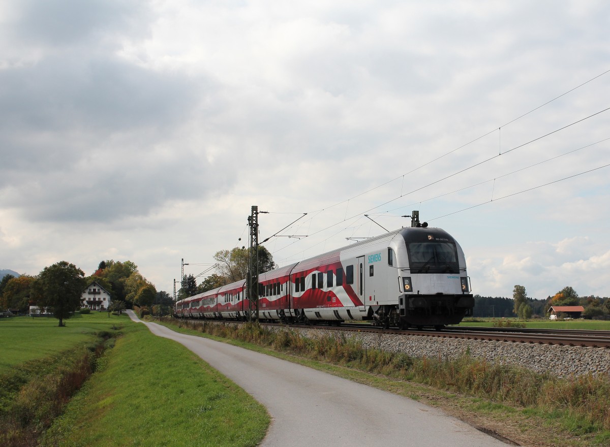 Steuerwagen 80 90 740 mit dem  Fahnen-Railjet  am 9. Oktober 2015 bei �bersee am Chiemsee.