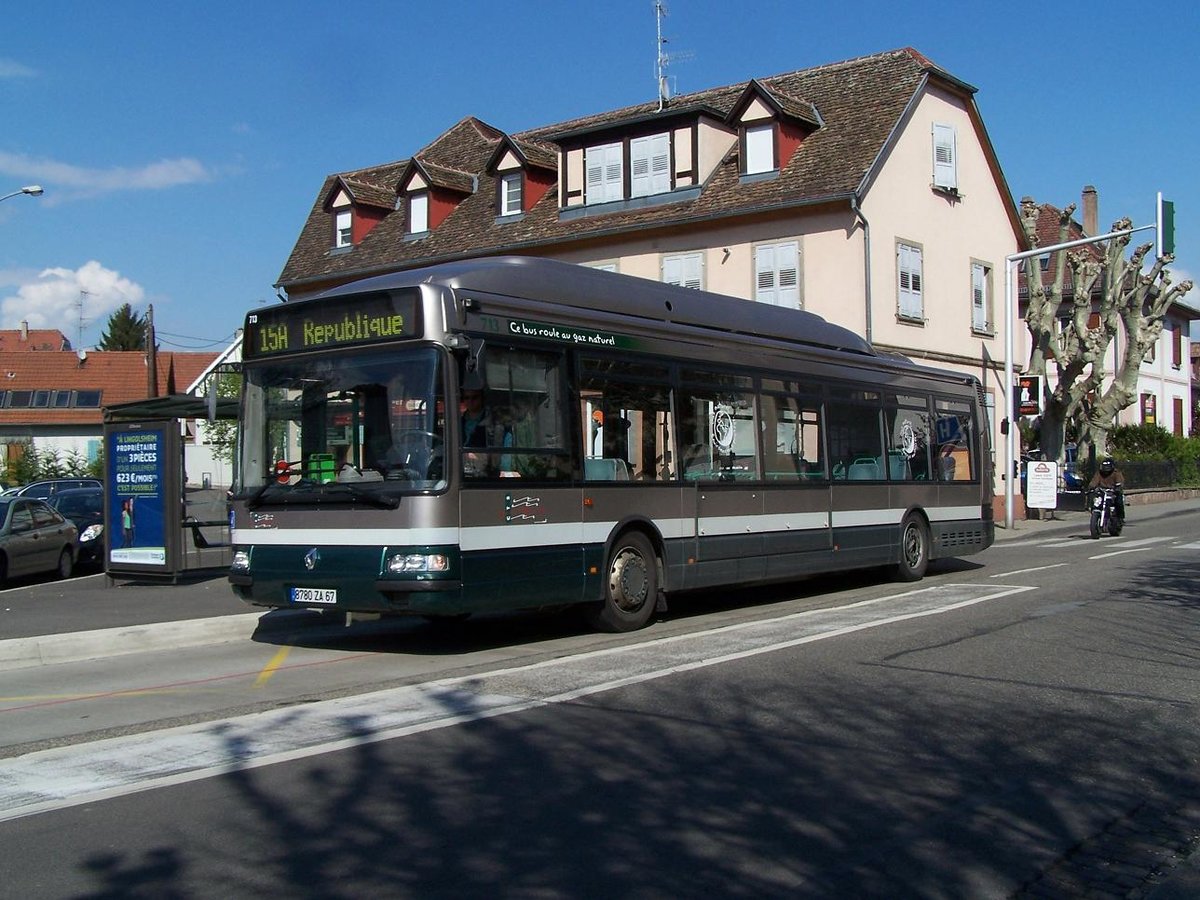 Strassburg - 13. April 2012 : Renault Agora CNG Nr 713 bei der Haltestelle Robertsau.