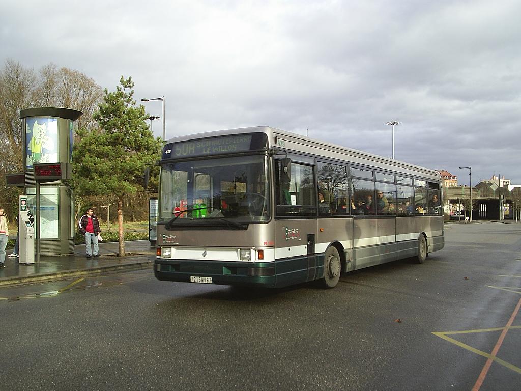 Strassburg - 16. Februar 2006 : Renault R 312 Nr 439 bei der Haltestelle Montagne Verte