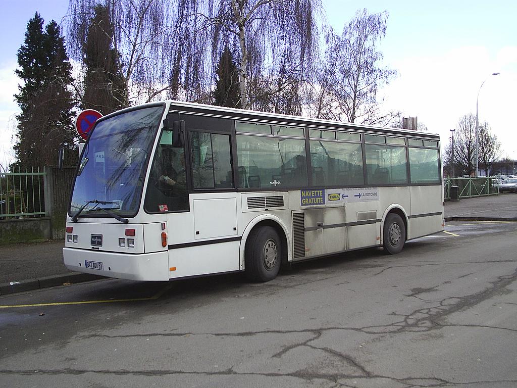 Strassburg - 16. Februar 2006 : Van Hool A 508 auf dem Schuttlebus nach Ikea an der Haltestelle Rotonde.