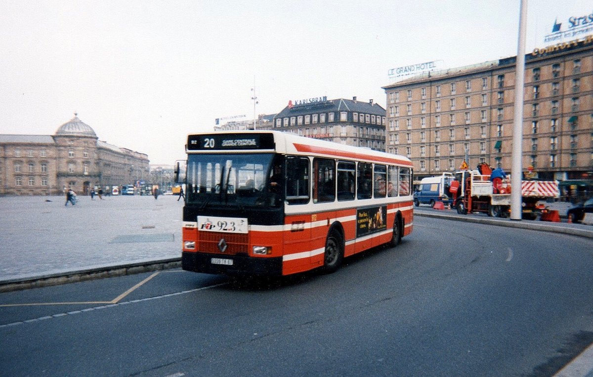 Strassburg - 2. Juli 1997 : Renault SC 10 R Nr 912 vor dem Bahnhof.