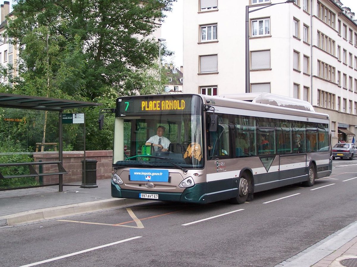 Strassburg - 22. Mai 2009 : Heuliez GX 327 CNG an der Haltestelle A. Briand.