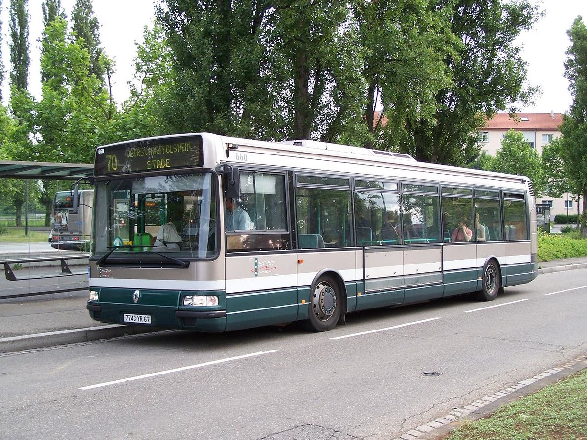 Strassburg - 22. Mai 2009 : Renault Agora Nr 660 bei der Haltestelle Pont Phario