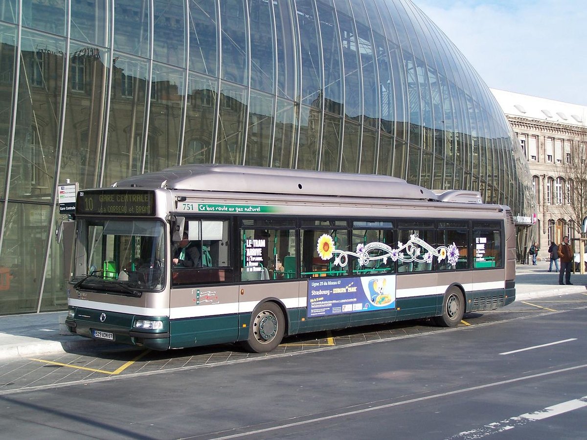 Strassburg - 9. Mrz 2008 : Renault Agora CNG Nr 751 am Bahnhof.