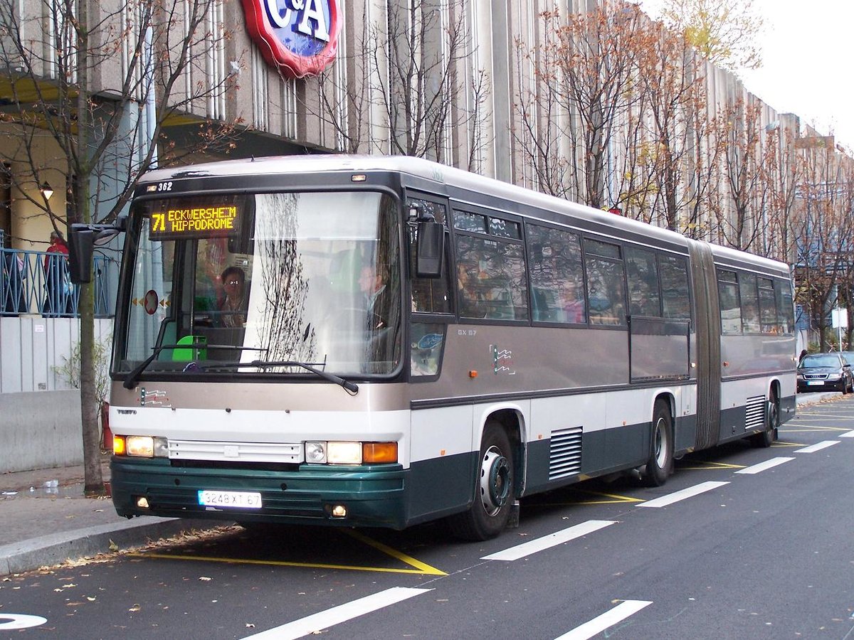 Strassburg - 9. November 2007 : Heuliez/Volvo GX 87 Nr 362 an der Haltestelle Les Halles.