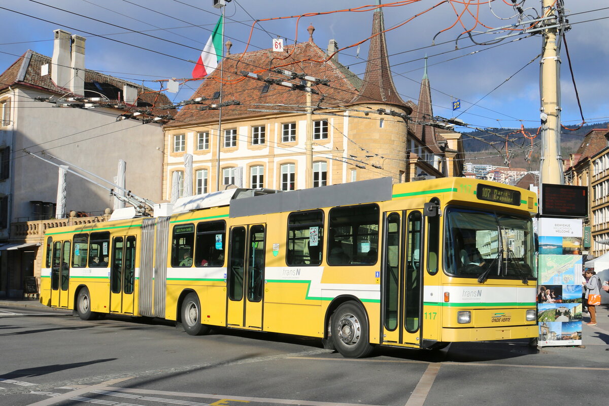 transN, La Chaux-de-Fonds - Nr. 117 - NAW/Hess Gelenktrolleybus (ex TN Neuchtel Nr. 117) am 15. Dezember 2023 in Neuchtel, Place Pury (Aufnahme: Martin Beyer)