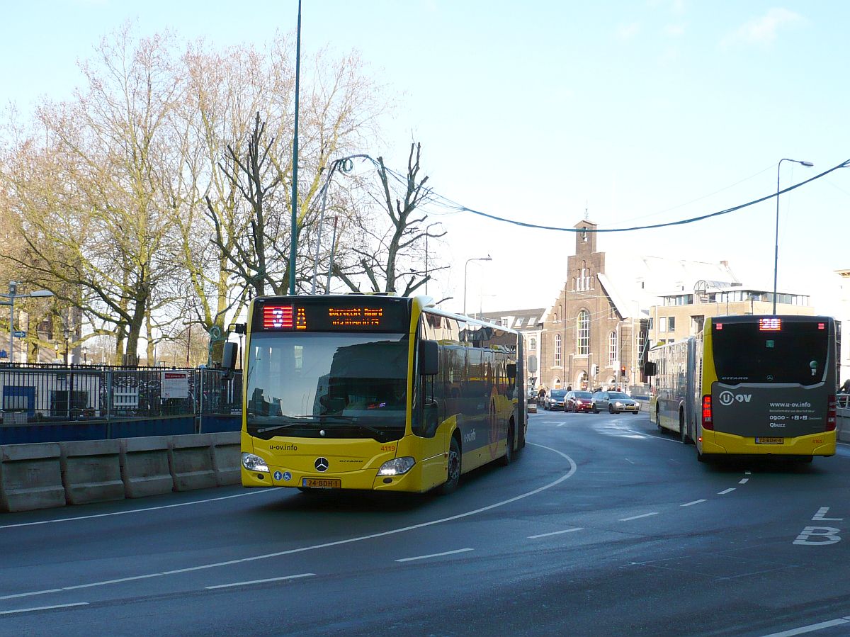 U-OV Bus 4119 und 4165 Mercedes-Benz Citaro G Baujahr 2013. Smakkelaarsveld, Utrecht 02-01-2015.