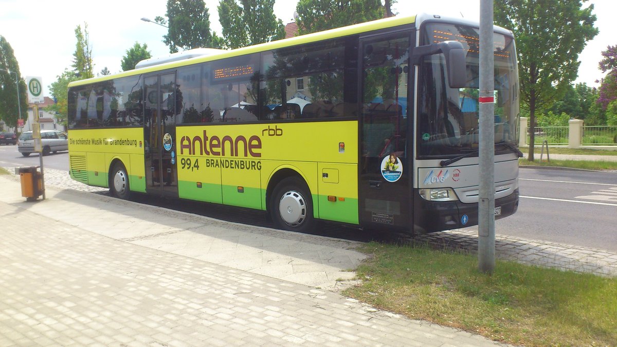 ....und dann noch dieser auffallende Mercedes mit der der Werbung fr einen regionalen Radiosender 