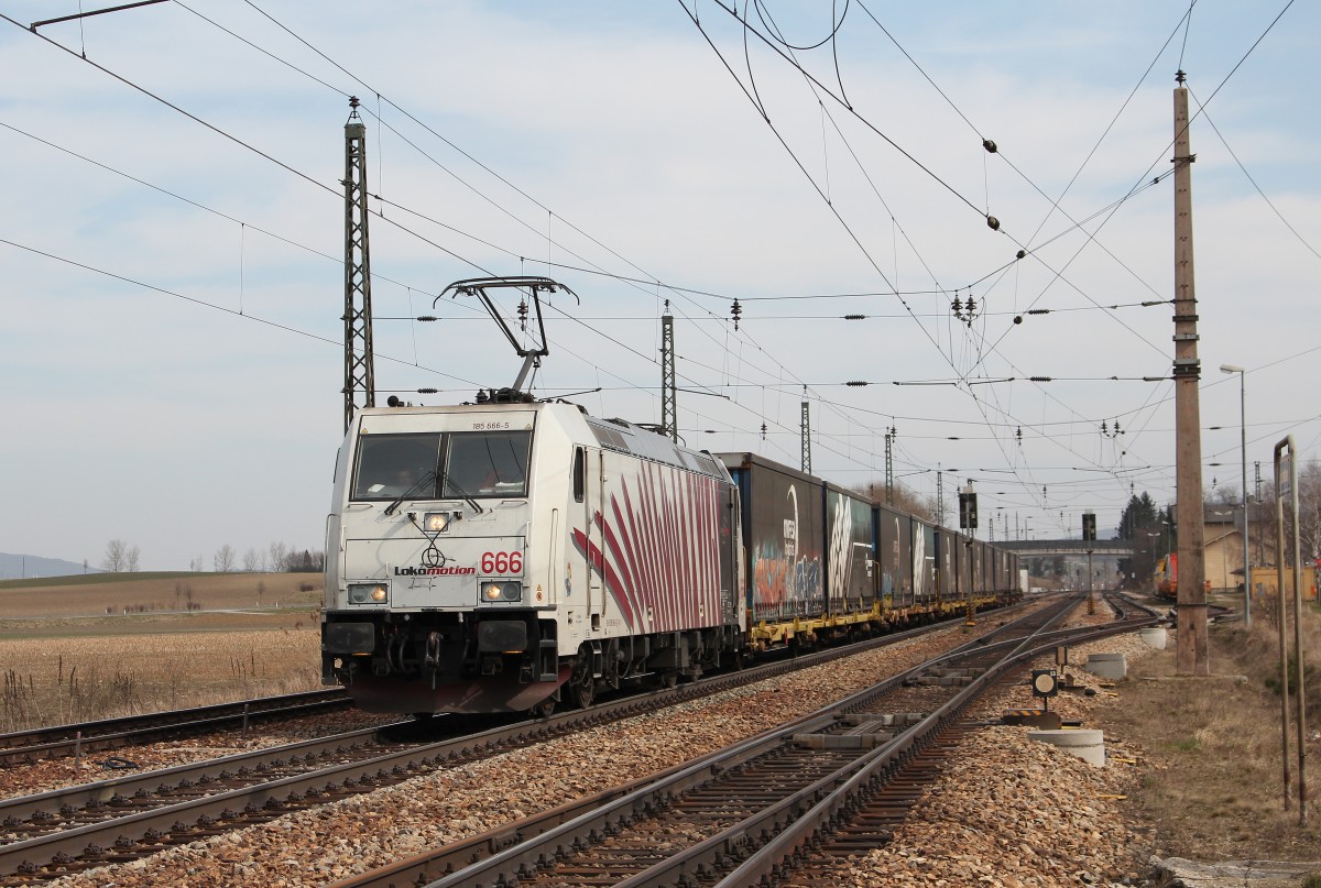 Unser 2500. Bild zeigt 185 666-5 bei einem Stop am 17. März 2015 im Bahnhof von Kirchstetten.