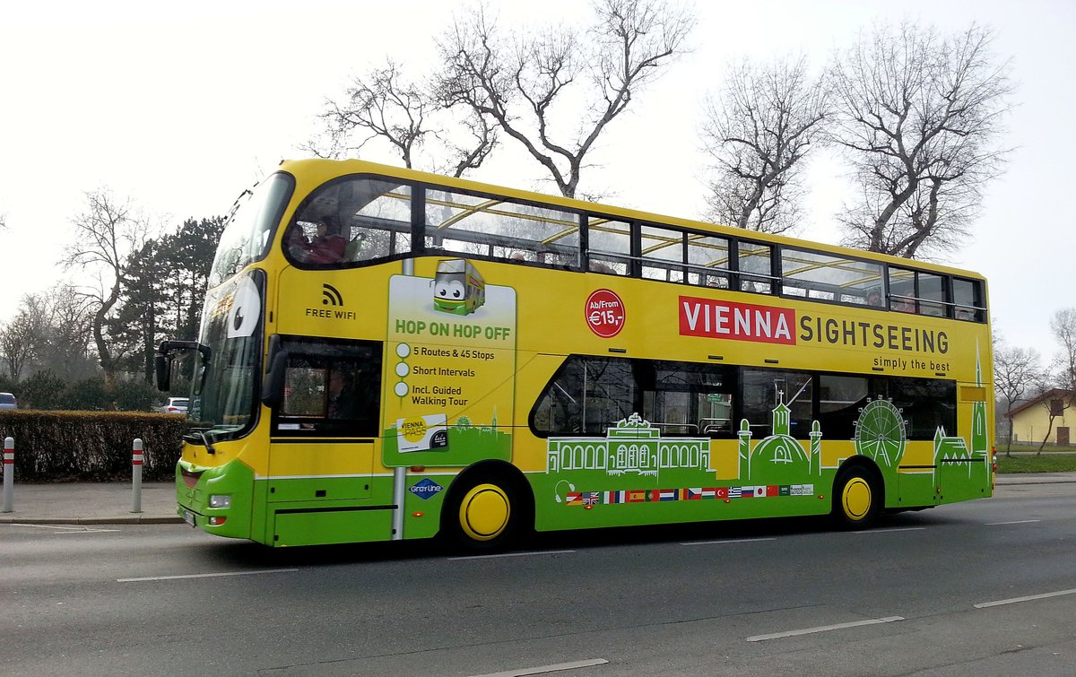 UNVI Urbis Doppelstockbus von Vienna Sightseeing in Wien beim Donauturm gesehen.