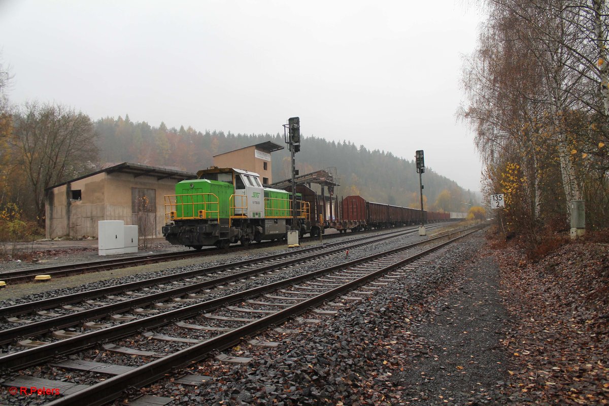 V1700.03 alias 277 004 steht mit einem leeren Holztransportzug in Arzberg abgestellt. 11.11.16