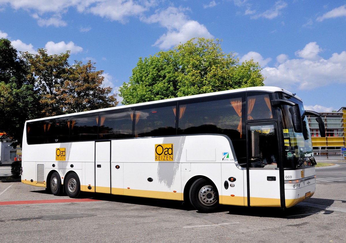 VAN HOOL ACRON aus den NL im Juli 2013 in Krems gesehen.