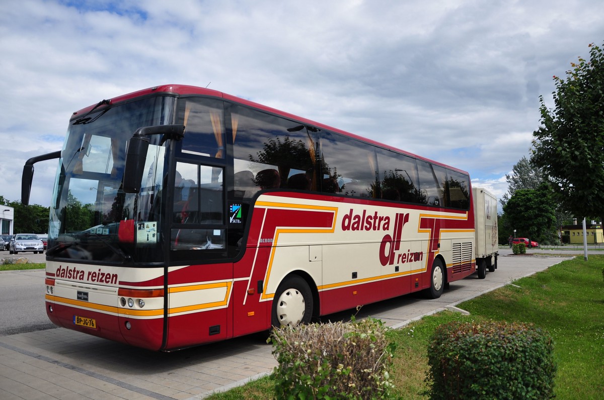 Van Hool Acron mit einem Radanhnger von Dalstra Reisen.nl im Juni 2015 in Krems gesehen.