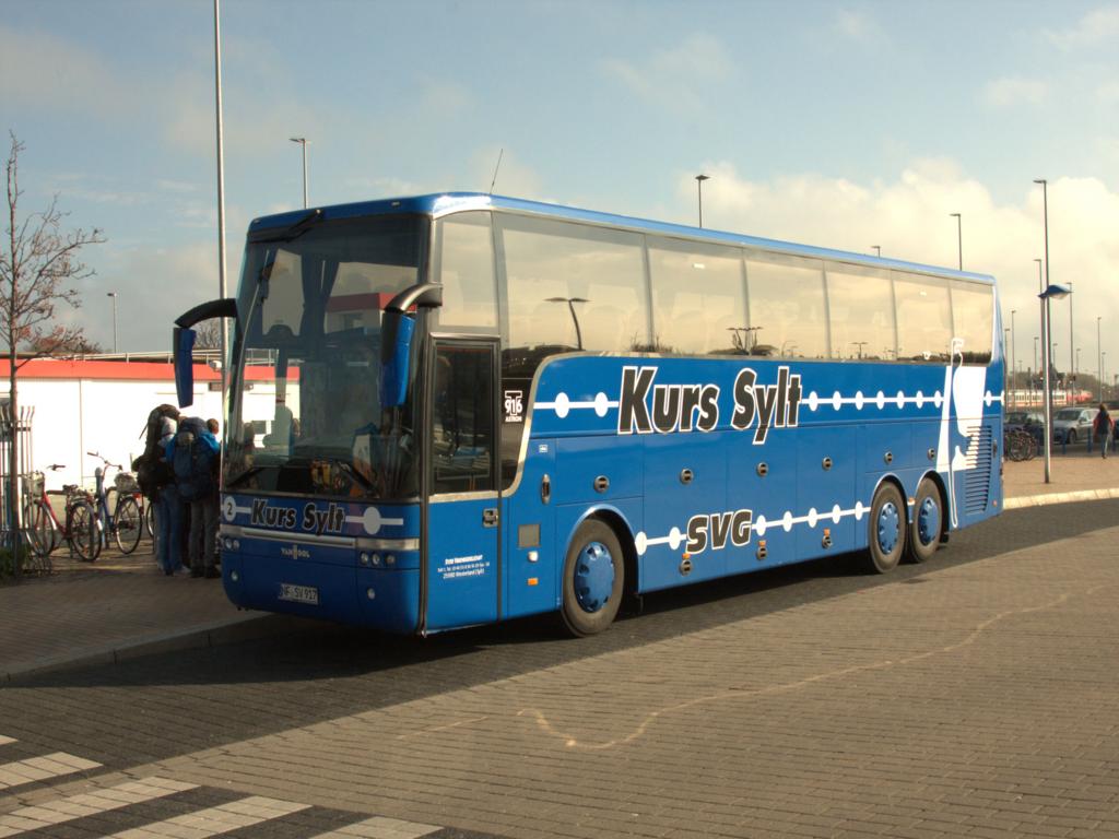 Van Hool Dreiachser der SVG, eingesetzt als Sightseeing Bus, am 17.10.2014 am Busbahnhof in Westerland auf Sylt.