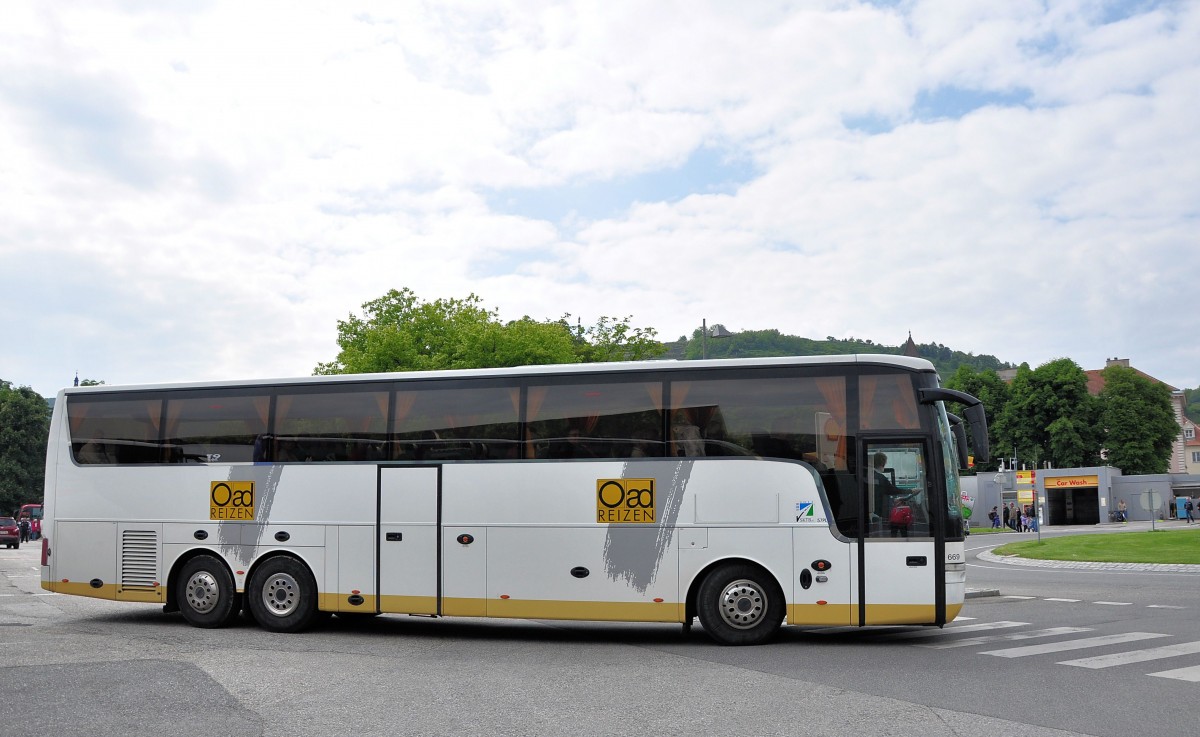 Van Hool von Oad Reisen aus den NL am 25.5.2013 in Krems an der Donau.