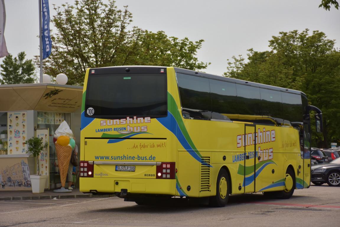 Van Hool T915 Acron von Lambert Reisen aus der BRD 2018 in Krems.