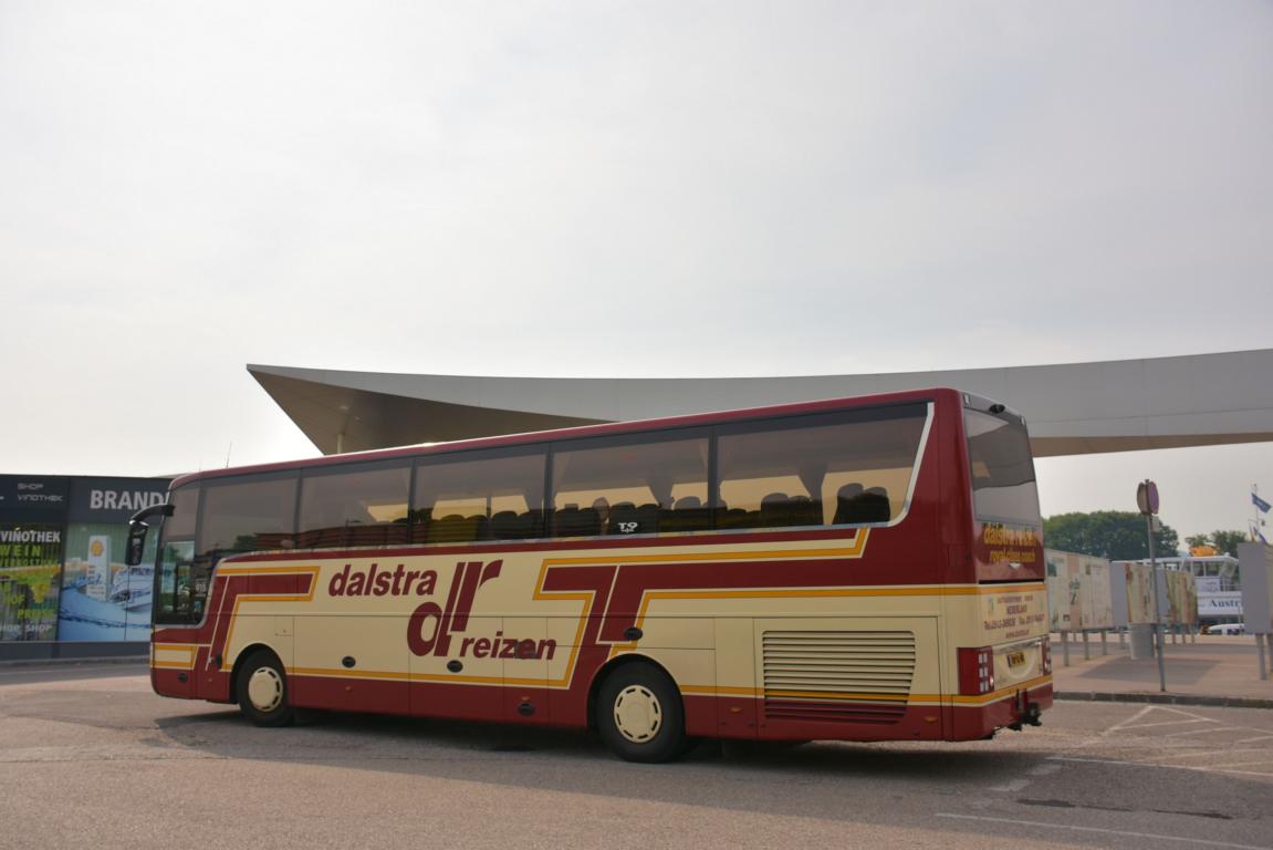 Van Hool T915 Alicron mit Radanhner von Dalstra Reisen aus den NL im Mai 2017 in Krems.