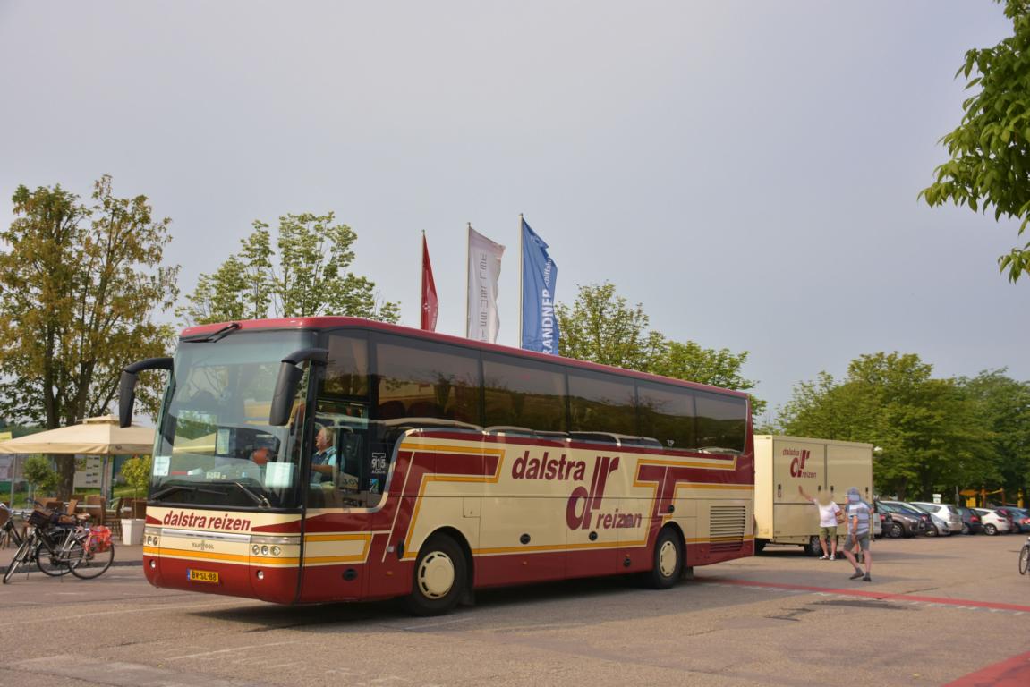 Van Hool T915 Alicron mit Radanhner von Dalstra Reisen aus den NL im Mai 2017 in Krems.