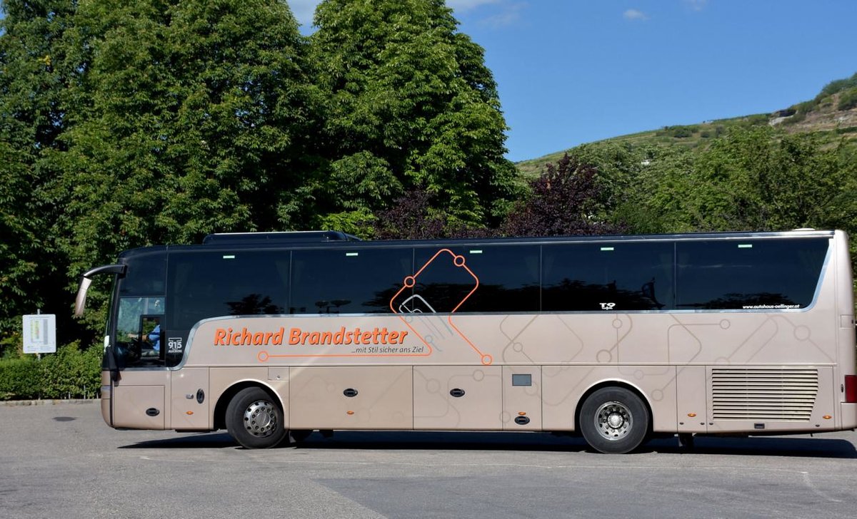 Van Hool T915 Alicron von Richard Brandstetter Reisen aus sterreich 06/2017 in Krems.