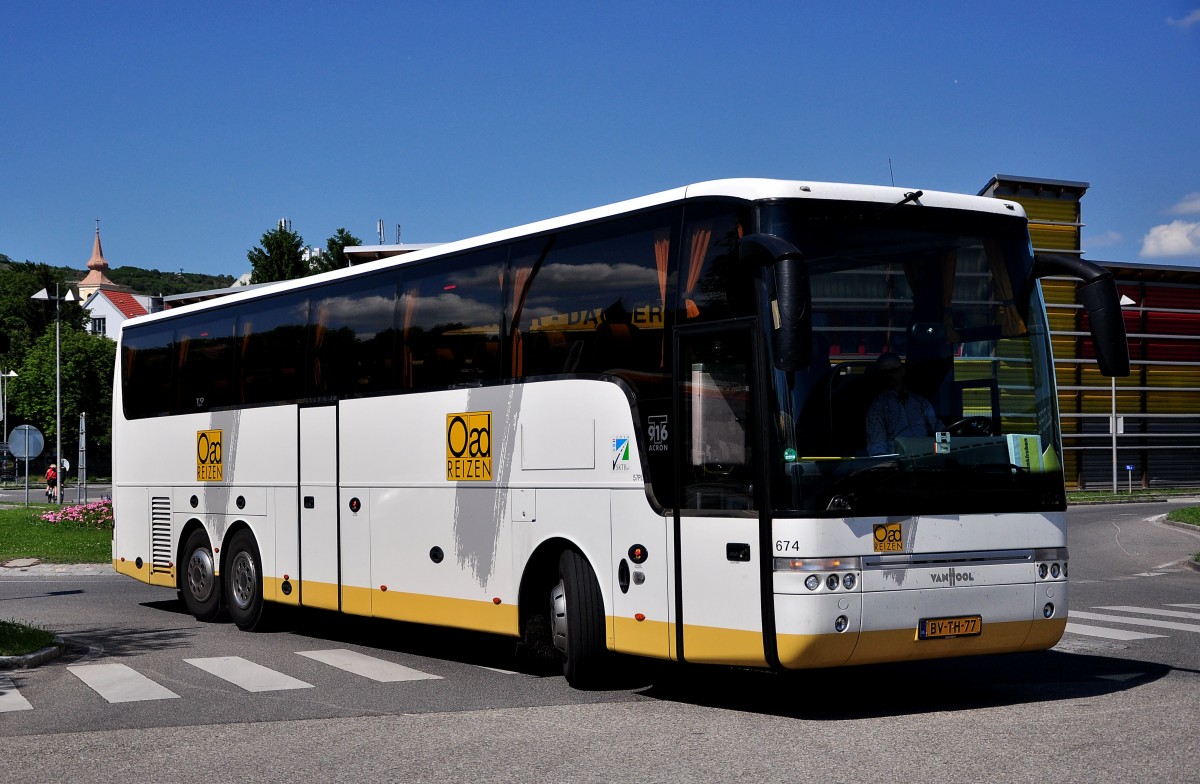 Van Hool T916 Acron aus den Niederlanden am 25.5.2014 in Krems.