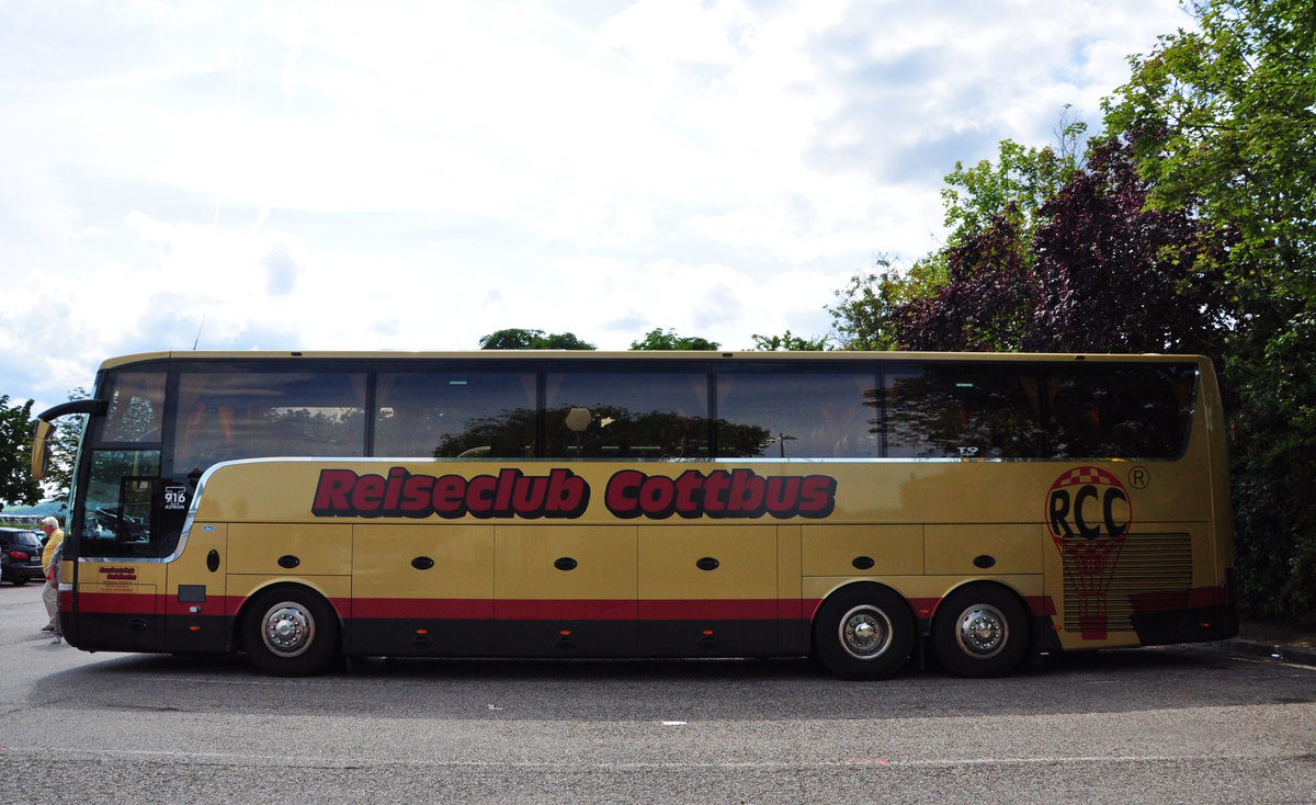 Van Hool T916 Astron vom Busbetrieb Goldhahn aus der BRD in Krems gesehen.