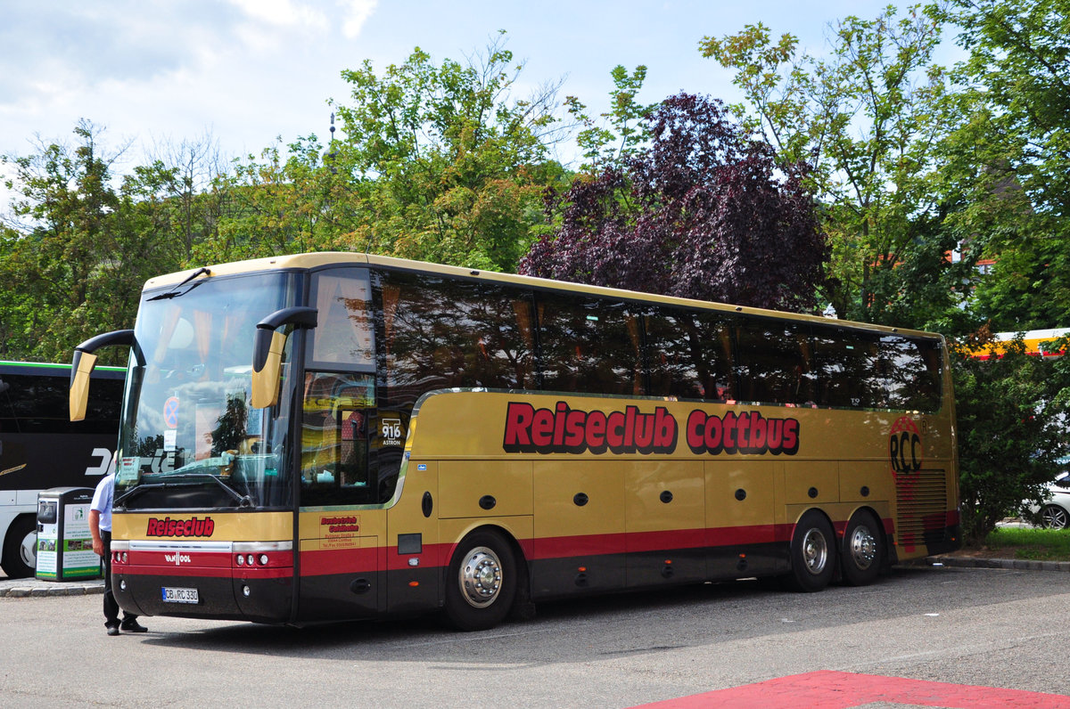 Van Hool T916 Astron vom Busbetrieb Goldhahn aus der BRD in Krems gesehen.