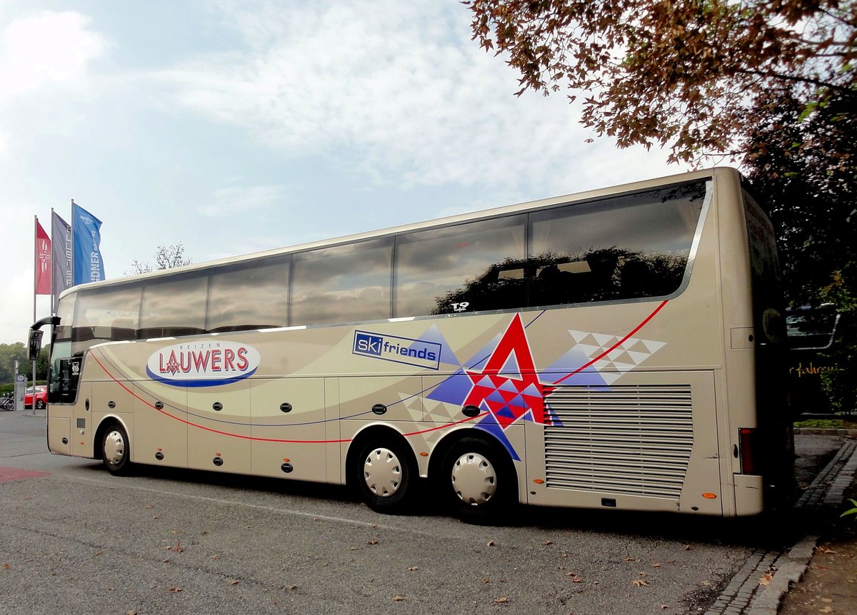 Van Hool T916 Astron von Lauwers Reisen aus Belgien in Krems gesehen.