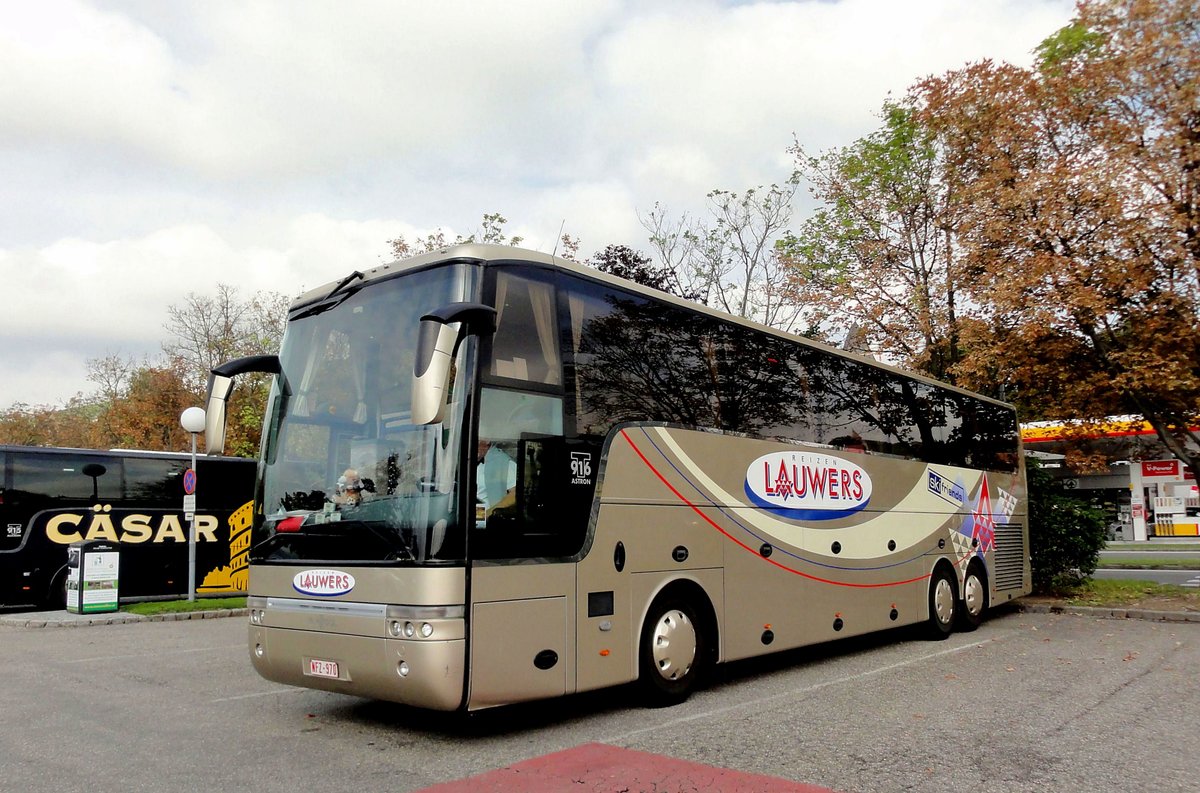 Van Hool T916 Astron von Lauwers Reisen aus Belgien in Krems gesehen.