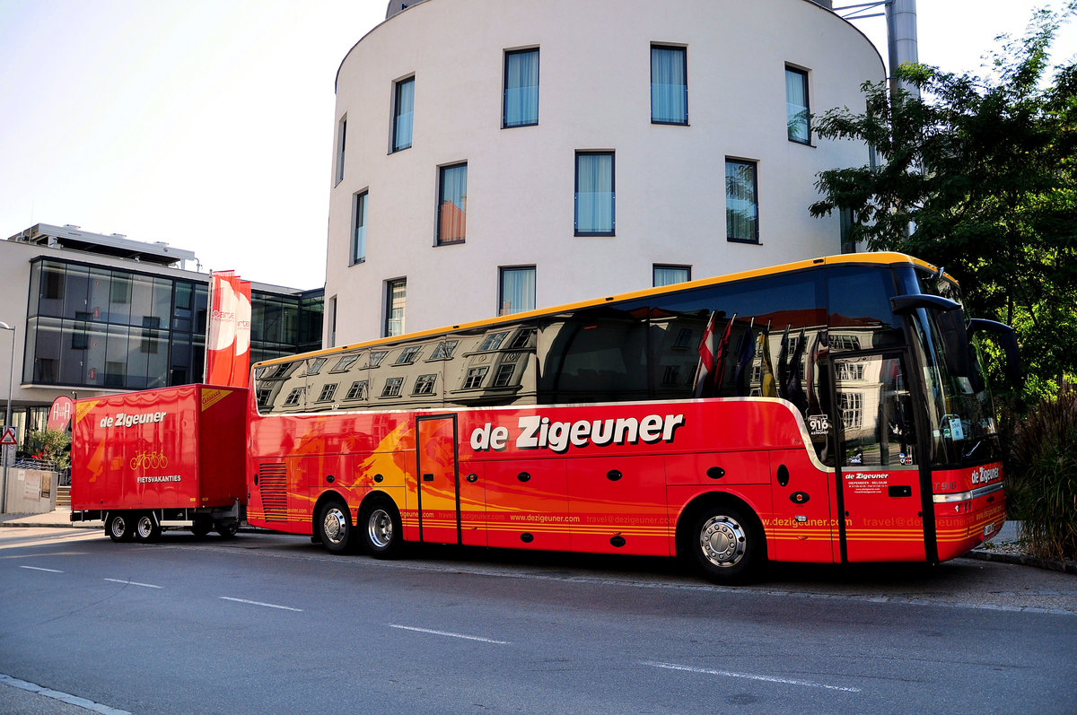 Van Hool T916 Astronef von de Zigeuner Reisen aus Belgien in Krems.