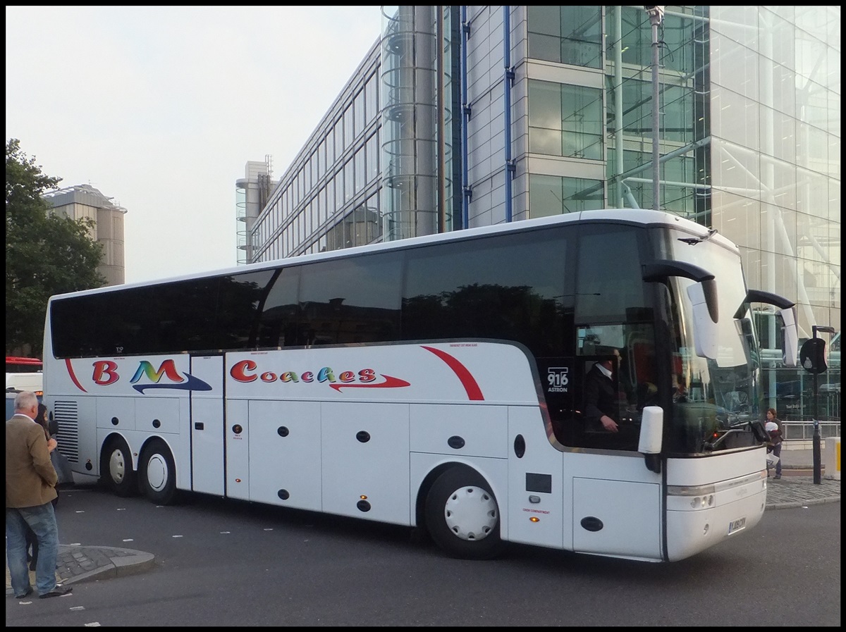 Van Hool T916 von BM Coaches aus England in London.