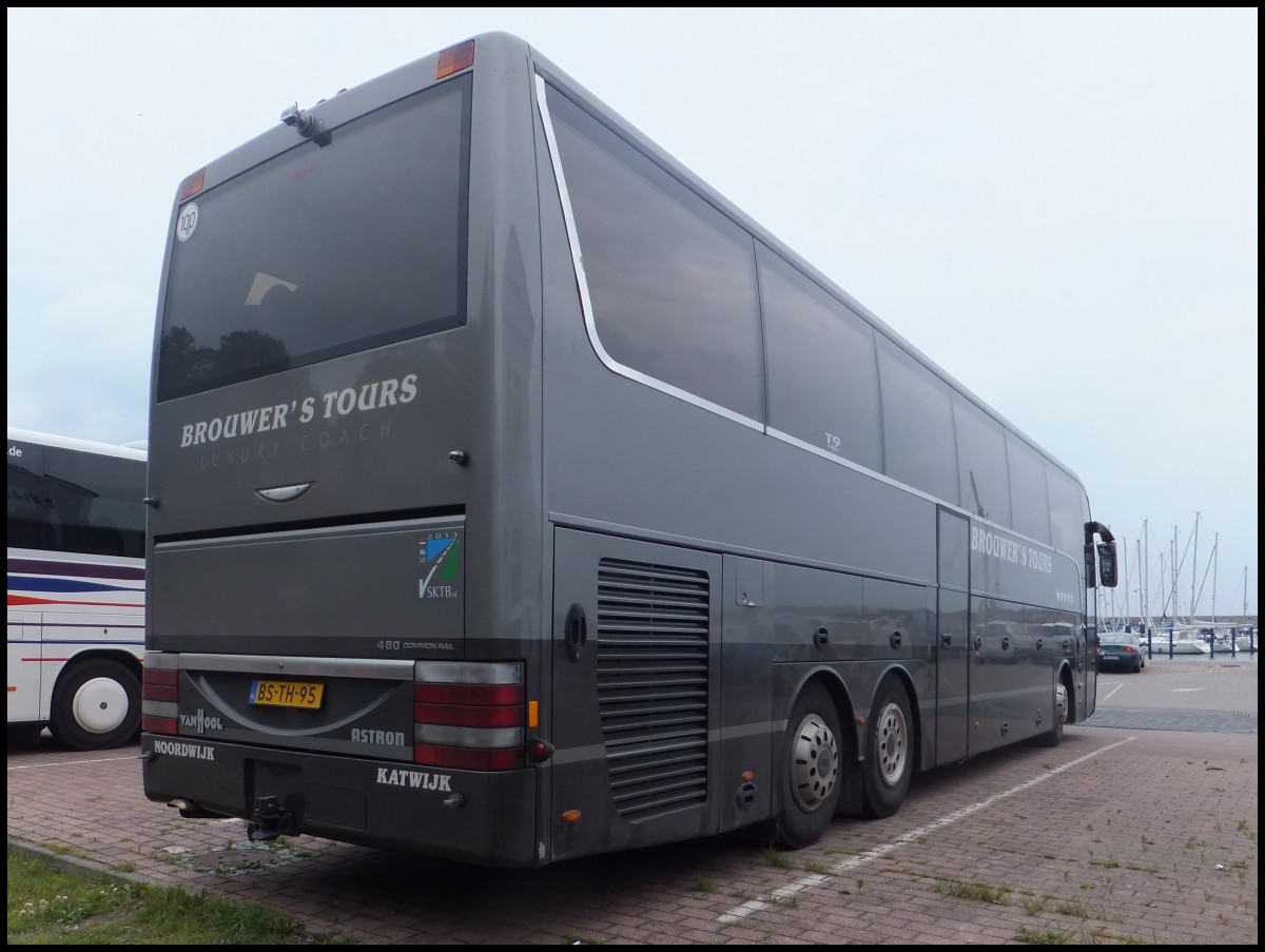 Van Hool T916 von Brouwer's Tours aus den Niederlanden im Stadthafen Sassnitz.