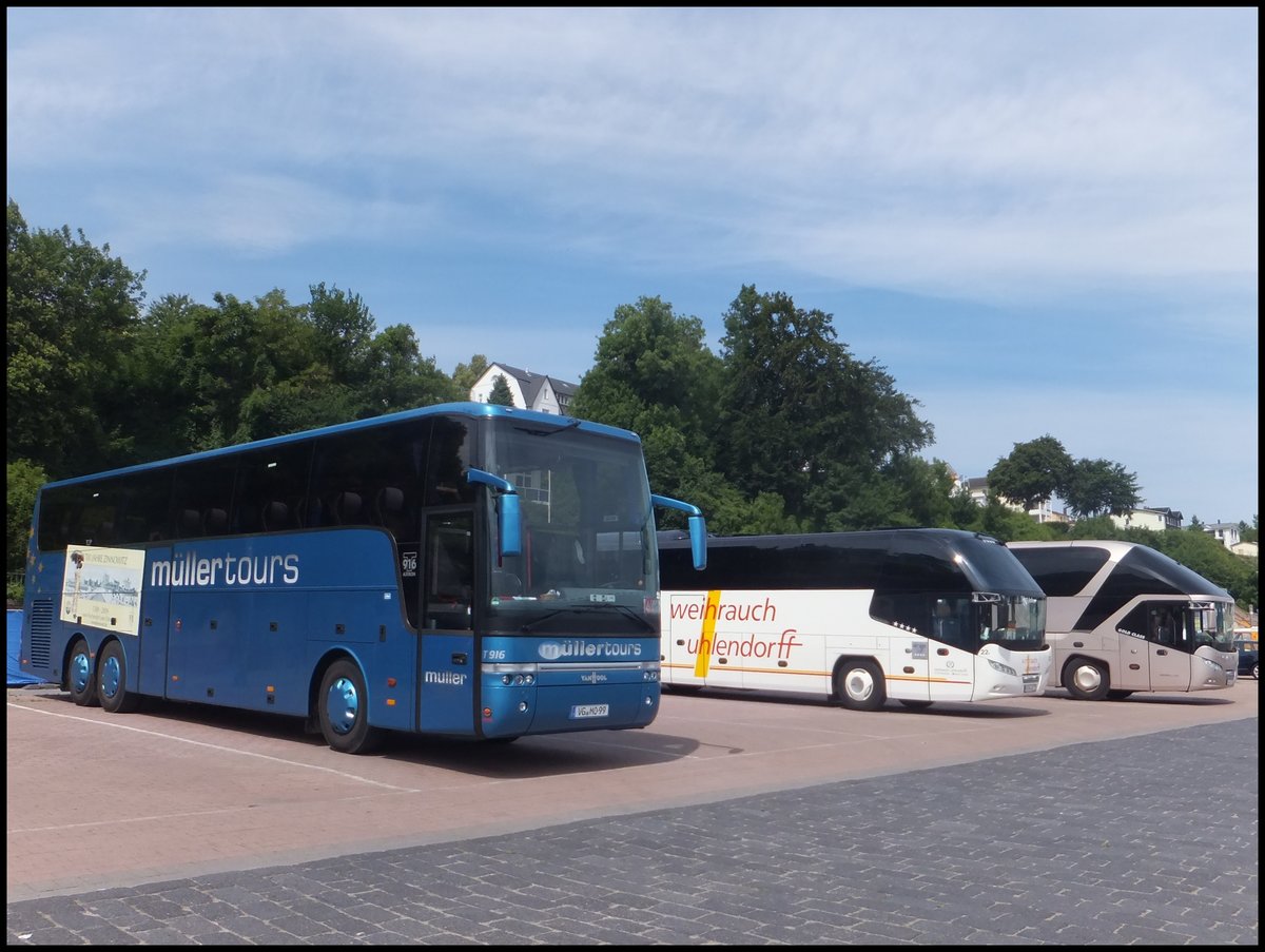 Van Hool T916 von MüllerTours aus Deutschland und Neoplan Citylner von Weihrauch-Uhlendorff aus Deutschland und Neoplan Starliner von Univers aus Deutschland im Stadthafen Sassnitz.