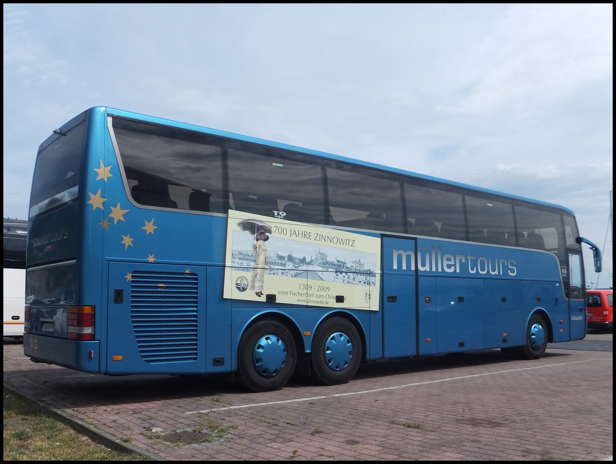 Van Hool T916 von MüllerTours aus Deutschland im Stadthafen Sassnitz.