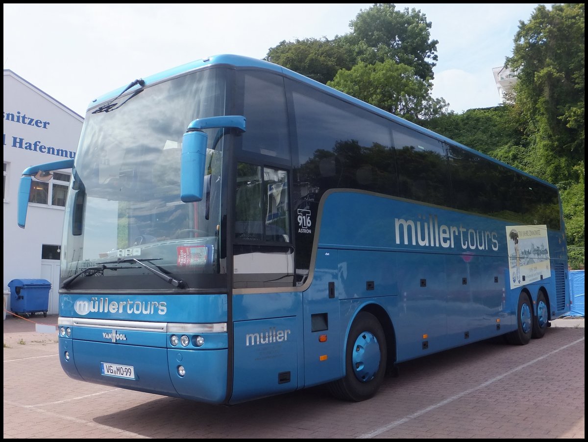 Van Hool T916 von MüllerTours aus Deutschland im Stadthafen Sassnitz.