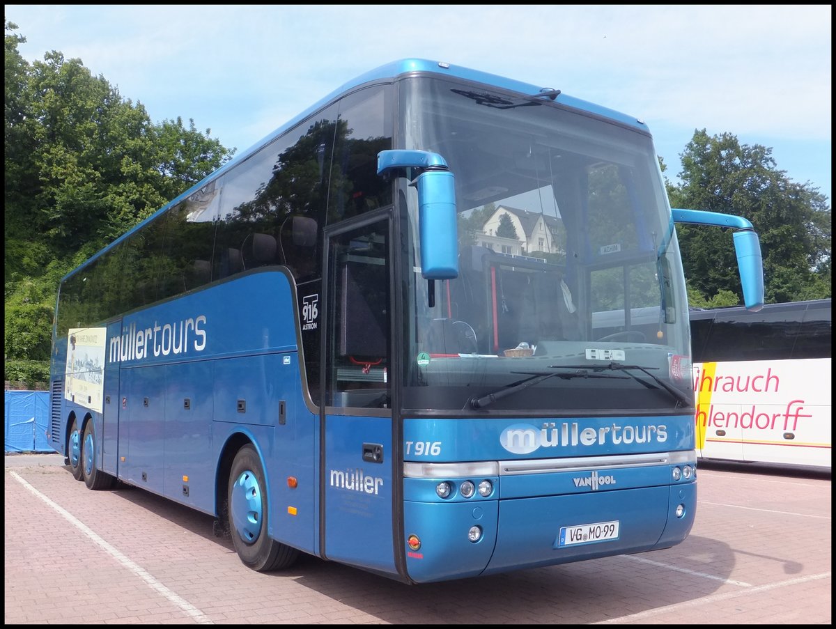 Van Hool T916 von MüllerTours aus Deutschland im Stadthafen Sassnitz.