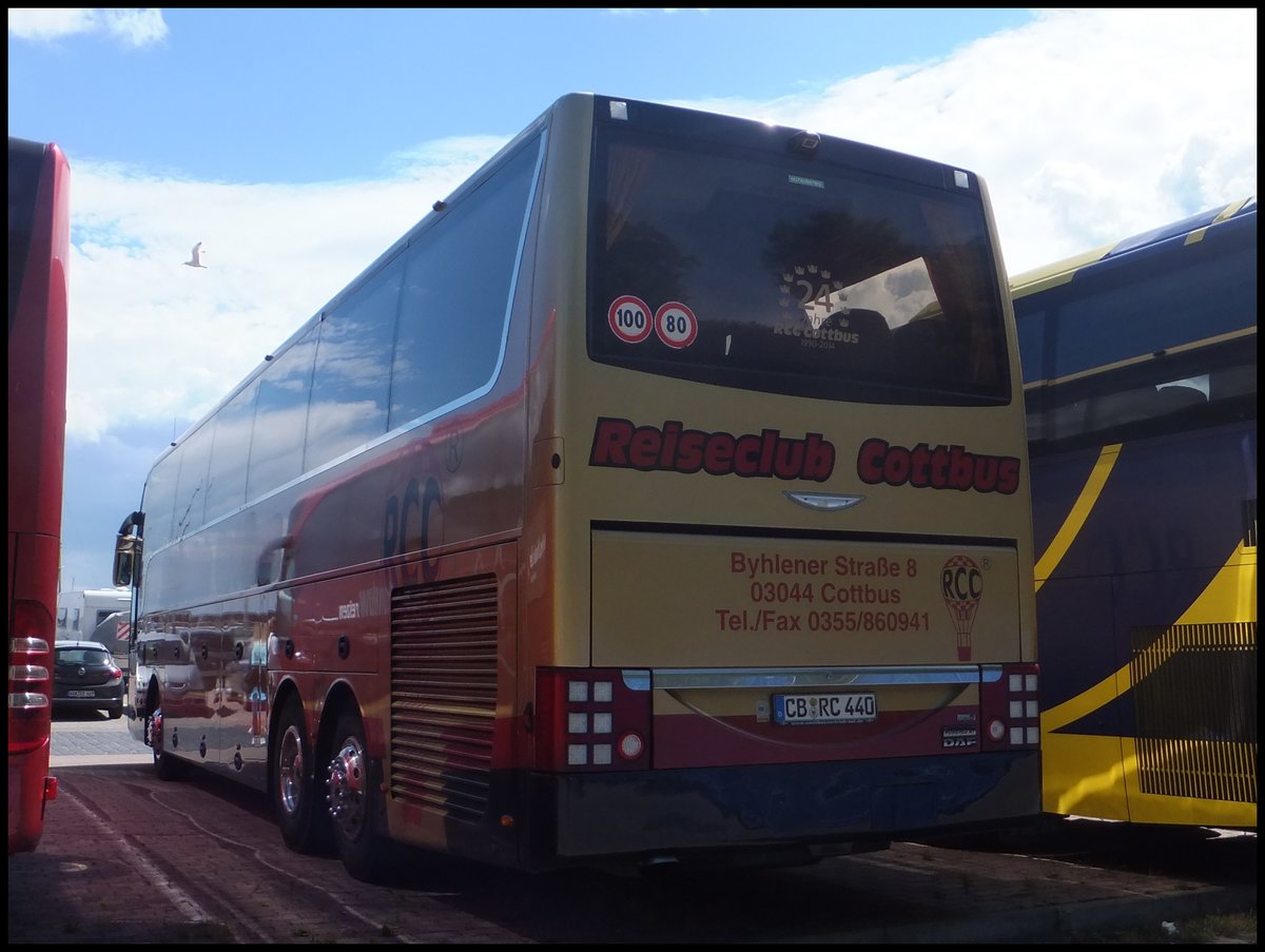 Van Hool T916 vom Reiseclub Cottbus aus Deutschland im Stadthafen Sassnitz. 