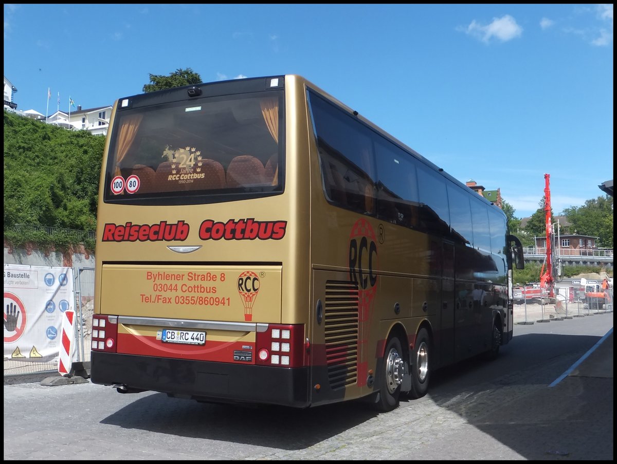 Van Hool T916 vom Reiseclub Cottbus aus Deutschland im Stadthafen Sassnitz. 