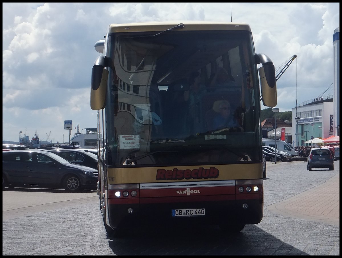 Van Hool T916 vom Reiseclub Cottbus aus Deutschland im Stadthafen Sassnitz. 