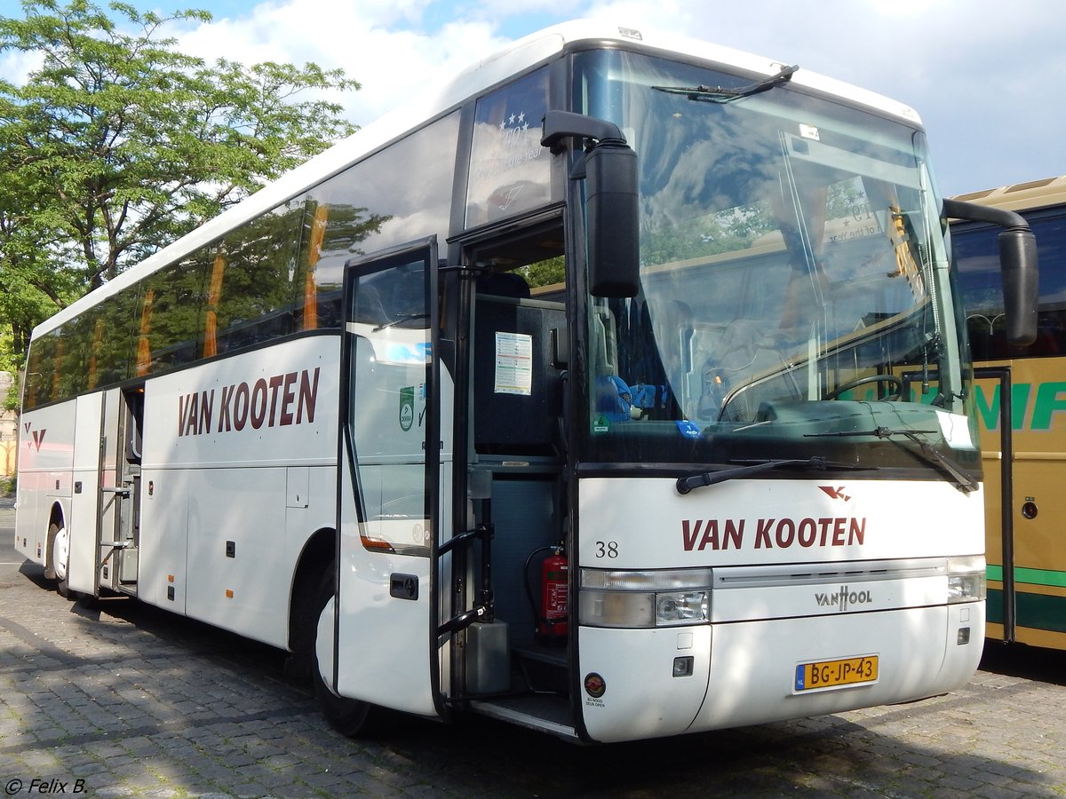 Van Hool T916 von Van Kooten aus den Niederlanden in Berlin.