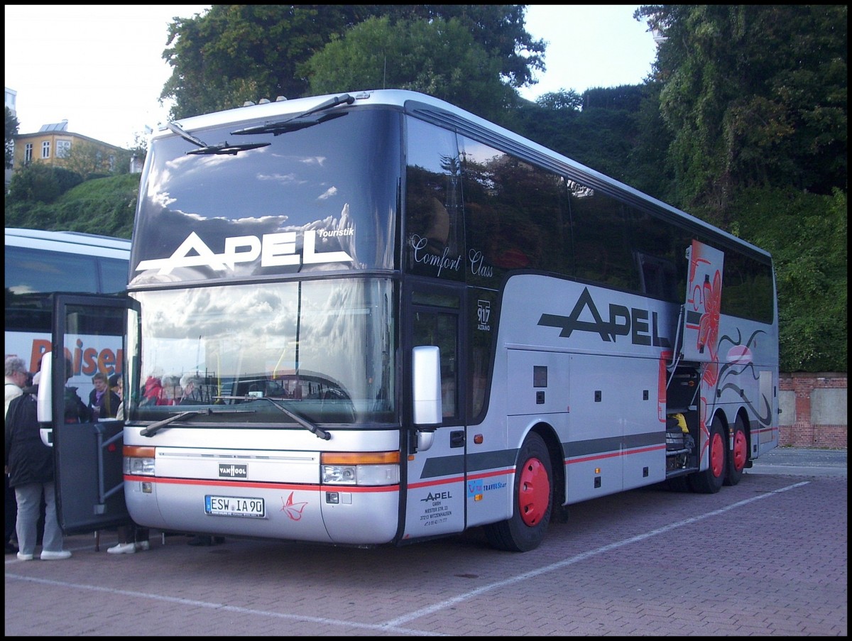 Van Hool T917 von Apel Touristik aus Deutschland im Stadthafen Sassnitz.